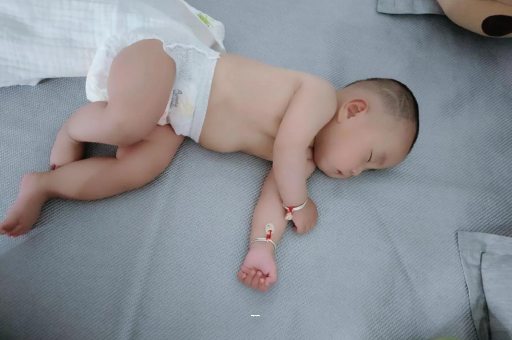 岑溪宝宝突然很多眼屎